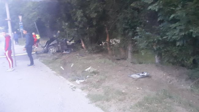 У Львові 21-річна дівчина на Mercedes, намагаючись втекти з місця ДТП, врізалася в дерево і загинула 06