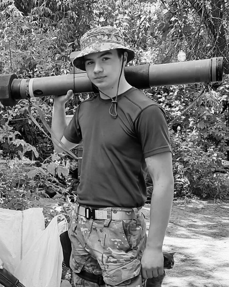 У бою з окупантами, закривши собою від уламків медика та пораненого побратима, загинув воїн 3-ї ОШБ Костянтин Малецький, у лютому йому мало виповнитися 20 років 03