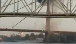 Россияне атаковали Северный мост в Киеве: дрон попал в опору сооружения