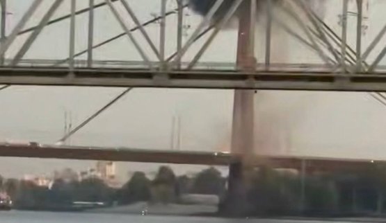 Россияне атаковали Северный мост в Киеве: дрон попал в опору сооружения