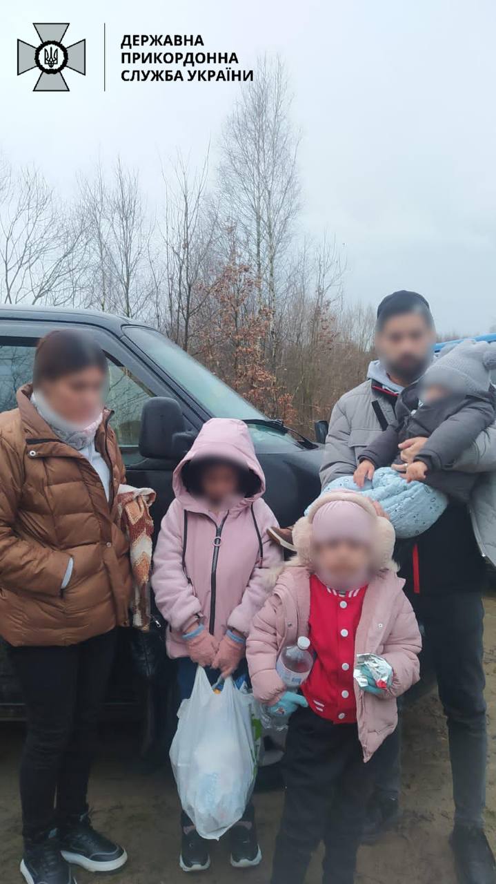 Прикордонники Львівщини затримали 8 громадян Іраку, серед них 4 дітей, які намагалися потрапити до ЄС 01 Прикордонники Львівщини затримали 8 громадян Іраку, серед них 4 дітей, які намагалися потрапити до ЄС 01