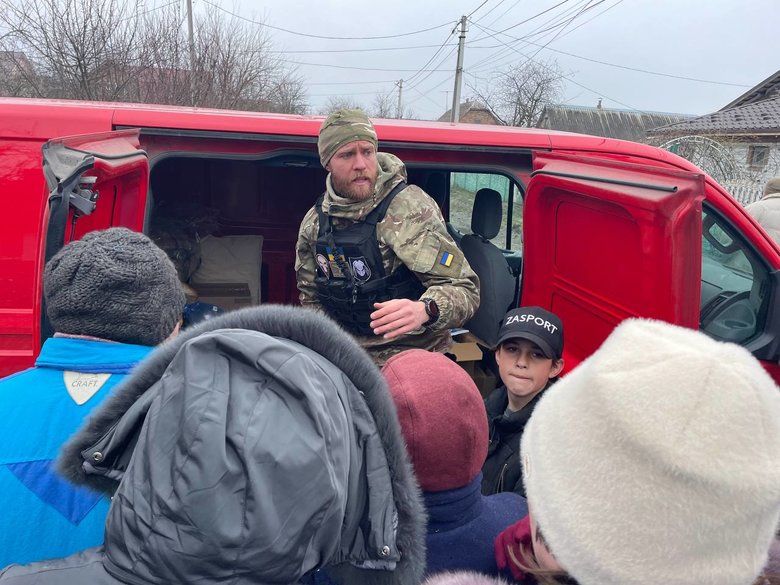 Над нами кружляли лелеки, а я зіщулилася, бо, здавалося, - це знову російські літаки прилетіли, - жителька Бородянки 09