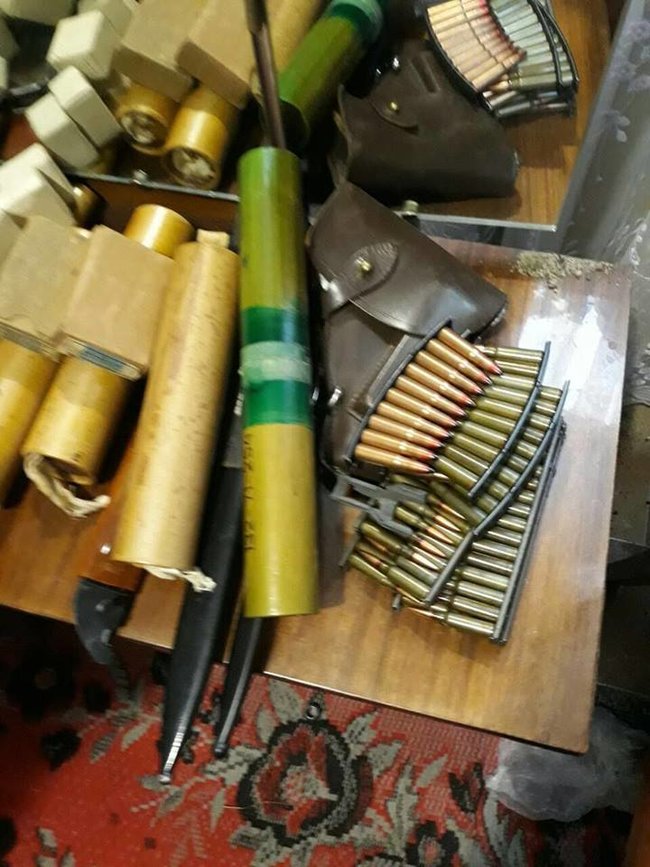 Поліція в Івано-Франківській області вилучила у військового пенсіонера-прапорщика 22 гранатомети, понад 20 гранат, автомат, пістолет і патрони, - Аброськін 02