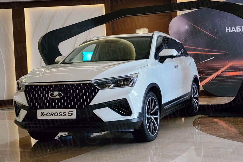 Російський АвтоВАЗ показав нову модель Lada – це копія китайського автомобіля 01