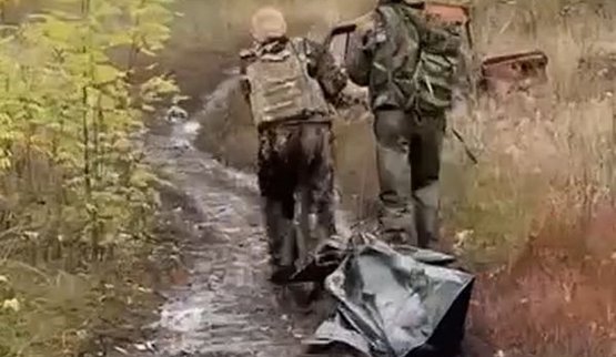 Двое оккупантов тащат по полевой дороге своего "двухсотого" в черном мешке: "Не дошел чуть-чуть. Царство небесное". ВИДЕО