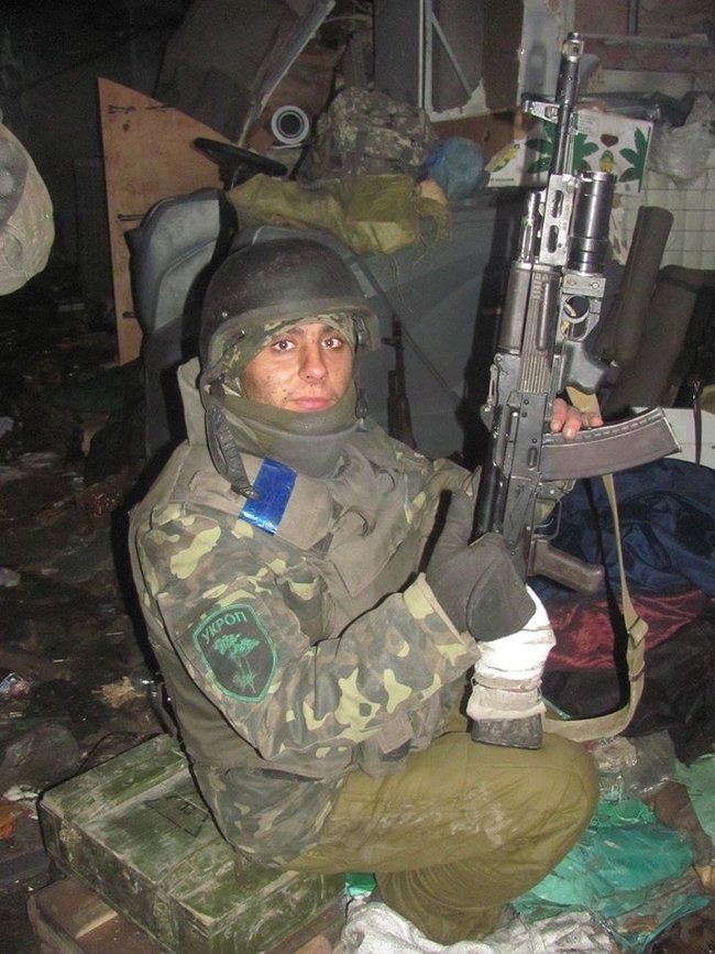 Воїн 80-ї бригади ЗСУ Віталій Пясецький: У підвалі ДАПу під нами були заблоковані кадировці, які кричали: Ей, хахол, виході. Я тєбя рєзать буду 05