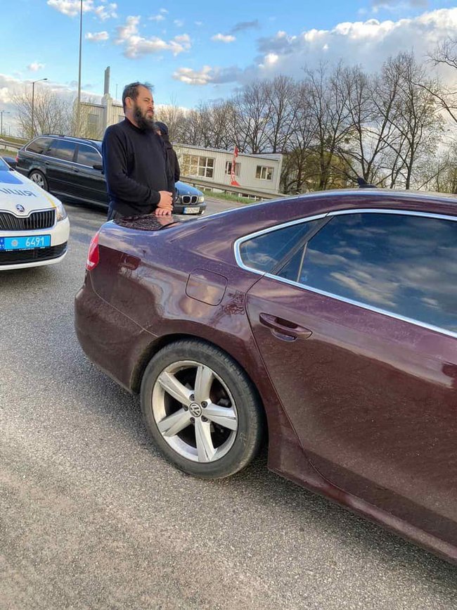 Еле стоял на ногах: в Харькове полицейские с погоней остановили пьяного священника УПЦ МП 02