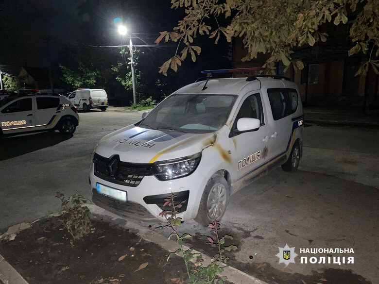 На Одещині двоє хлопців підпалили поліцейське авто