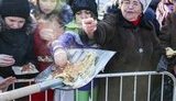 Идея Азарова нашла воплощение в России: на фестивале уличной еды посетителей кормили с лопат. ФОТО+ ВИДЕО+ ФОТОжабы