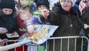 Идея Азарова нашла воплощение в России: на фестивале уличной еды посетителей кормили с лопат. ФОТО+ ВИДЕО+ ФОТОжабы