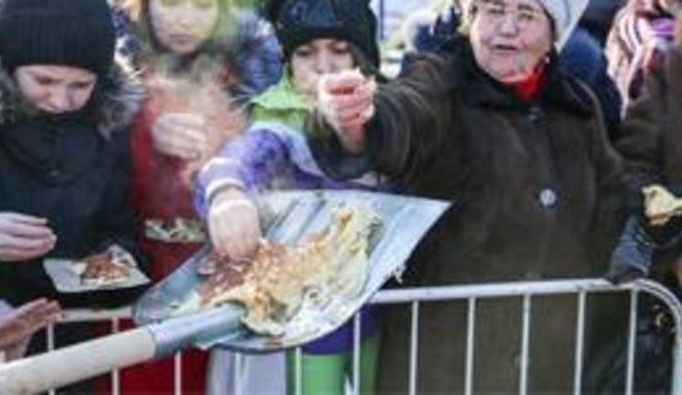 Идея Азарова нашла воплощение в России: на фестивале уличной еды посетителей кормили с лопат. ФОТО+ ВИДЕО+ ФОТОжабы