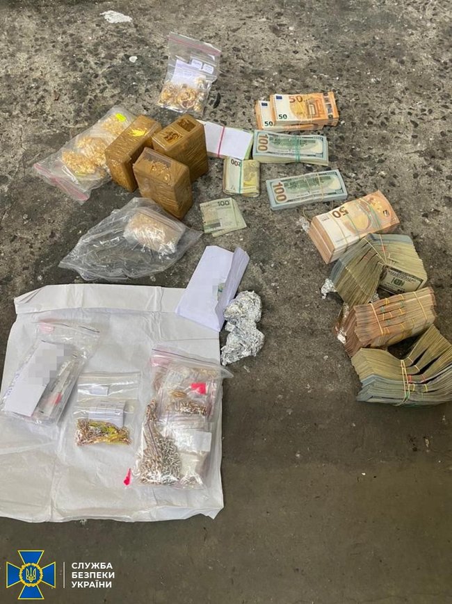 Українські дипломати затримані під час перевезення 16 кг золота і 140 тисяч доларів, - СБУ 01