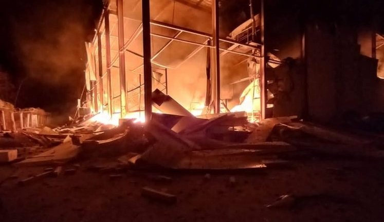 Через ворожий обстріл виникла пожежа на території підприємства на Васильківщині, - ДСНС. ВІДЕО+ФОТОрепортаж