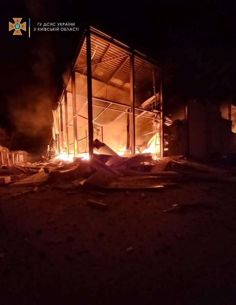 Через ворожий обстріл виникла пожежа на території підприємства на Васильківщині, - ДСНС 01