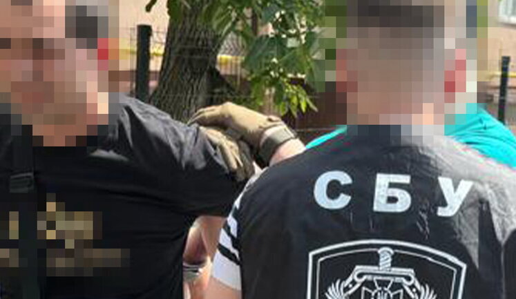 SSU detains one of main customs officers in Prykarpattia region, who extorted bribes from importers. PHOTO
