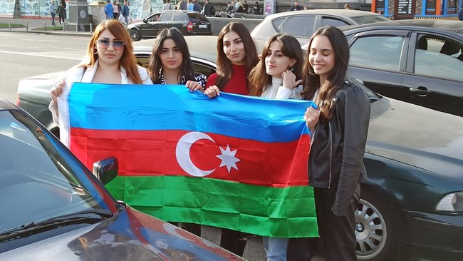 У центрі Києва відбувся автопробіг із прапорами Азербайджану та Туреччини, учасники скандували: Карабах! і стріляли (оновлено) 06