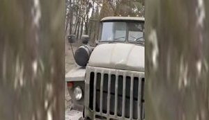Літній чоловік викрав в окупантів вантажівку зі зброєю та набоями: "Діду, ти красавчик! При Ковпаку, мабуть, служив". ВIДЕО