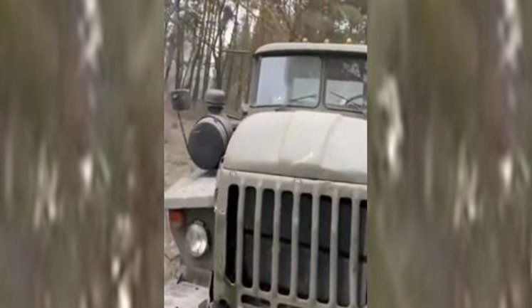 Літній чоловік викрав в окупантів вантажівку зі зброєю та набоями: "Діду, ти красавчик! При Ковпаку, мабуть, служив". ВIДЕО