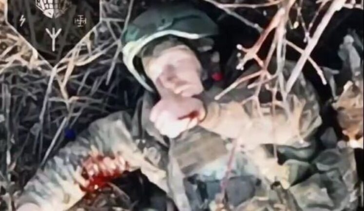 Burning occupier raised his finger, appreciating accurate discharge of ammunition by our fighters. VIDEO