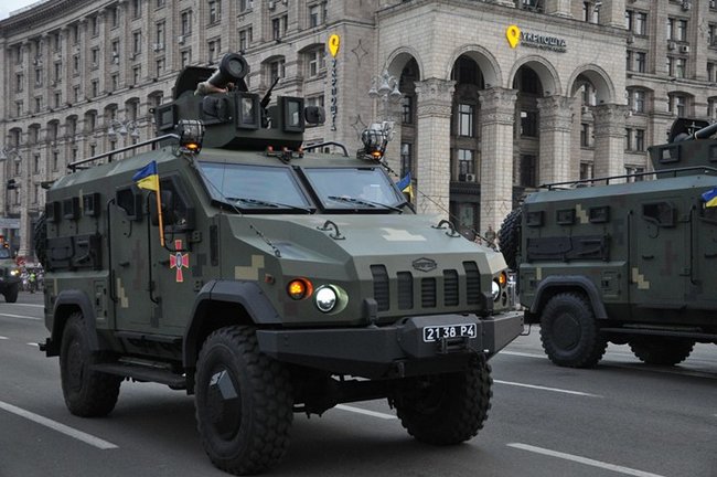 Від Точки-У до Джавелінів: вражаючі кадри 250 одиниць бойової техніки на Хрещатику 33