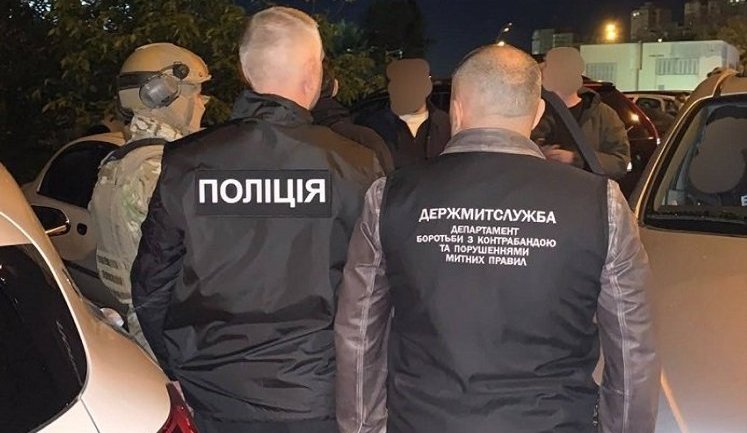 Митники викрили схему продажу "гуманітарних" автомобілів: 71 авто виставили на продаж замість передачі ЗСУ
