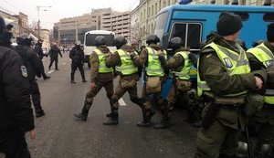Поліція розблокувала Святошинський райсуд: протестувальників затримали. ВІДЕО+ФОТОрепортаж (оновлено)