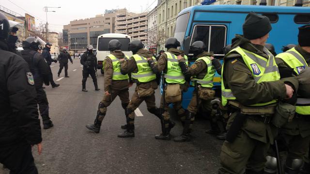 Полиция разблокировала Святошинский райсуд: протестующие задержаны 04 Полиция разблокировала Святошинский райсуд: протестующие задержаны 04