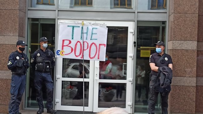 Як же за#бали: активисты протестовали под Радой против внесения поправок в закон о языке 15