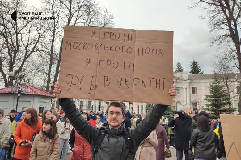 У Кам’янці-Подільському другий день триває протистояння між ПЦУ та УПЦ МП за собор Олександра Невського 01
