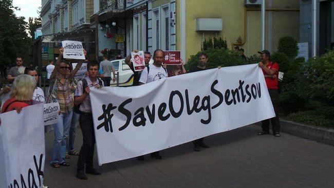 Участники акции Free Sentsov пикетировали посольства Франции и Германии с требованием к Меркель и Макрону лично подключиться к освобождению украинца 09