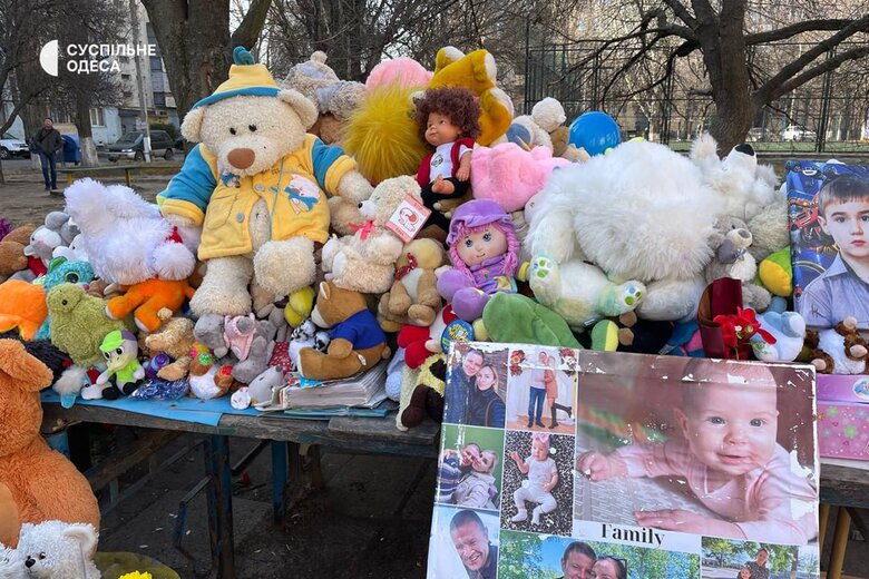 Квіти та іграшки біля багатоповерхівки в Одесі