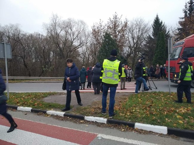 Медики-страйкарі перекрили трасу Київ-Чоп на вїзді в Дубно 04