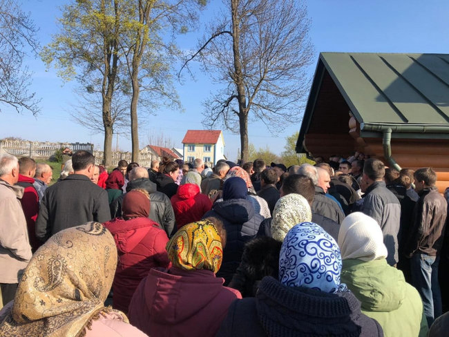 На Рівненщині побилися парафіяни ПЦУ і УПЦ МП 02