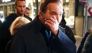 Премьер-министр Швеции на месте теракта в Стокгольме не мог сдержать слез. ФОТО