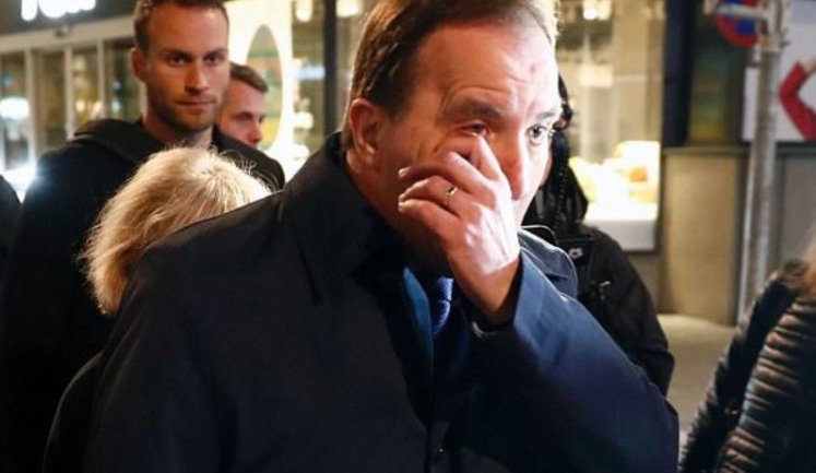 Премьер-министр Швеции на месте теракта в Стокгольме не мог сдержать слез. ФОТО