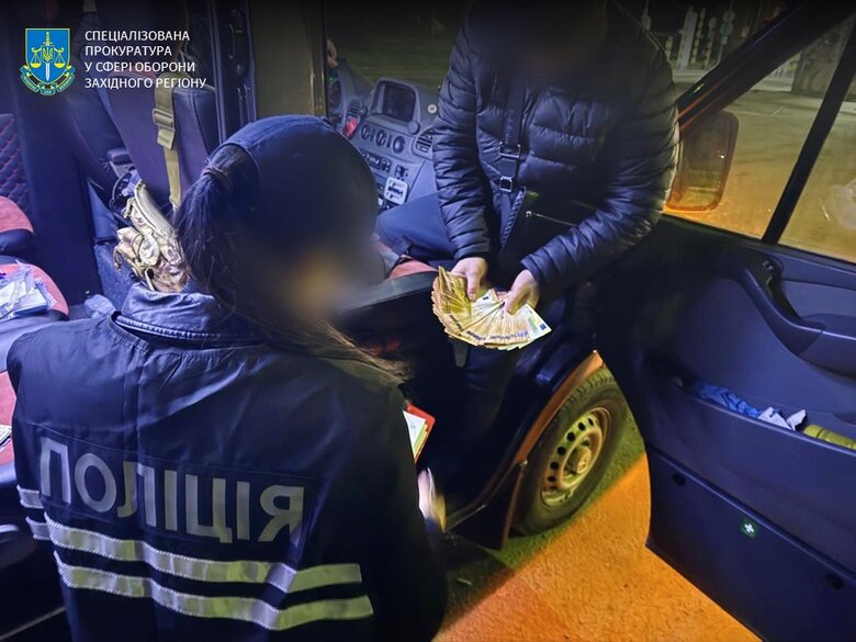 Тайник в микроавтобусе для перевозки уклонистов