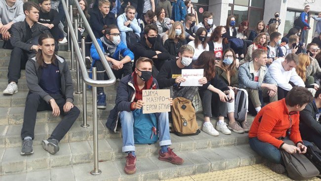 Студенти в Білорусі влаштували сидячий протест 04