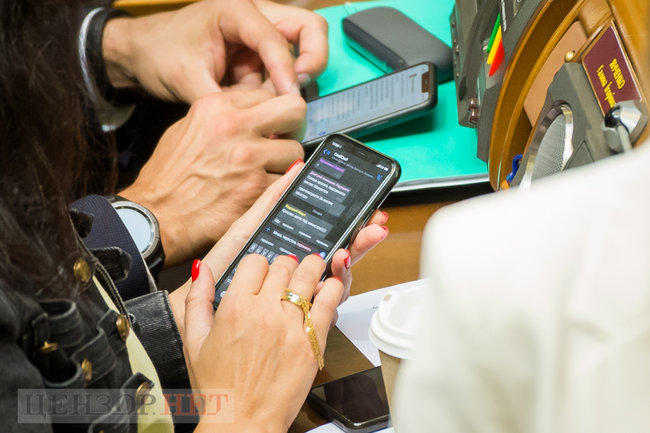 Красиво лягли під міністра))) Молодці. Мішо, припини параноїти: листування Радуцького з Янченко в чаті слуг народу про главу МОЗ Степанова 02