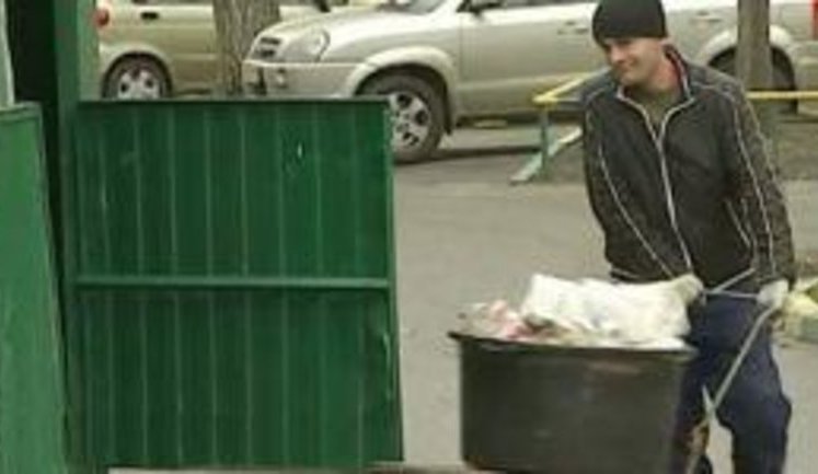 В столице России не хватает дворников: За мигрантские 500 долларов москвичи работать не привыкли. ВИДЕО