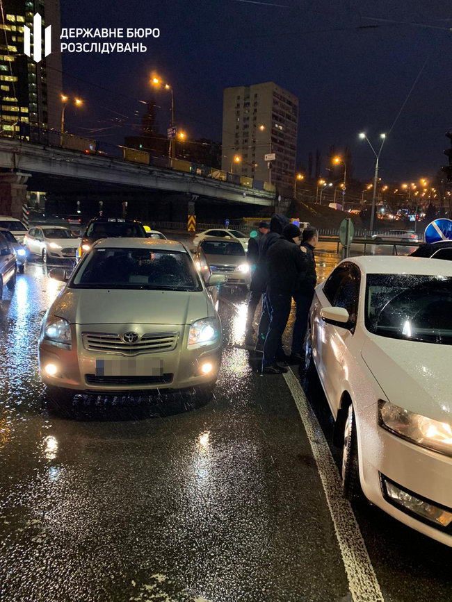 ДБР затримало співробітника поліції Києва за вимагання у шахрайки $1000 за непритягнення до кримінальної відповідальності 06