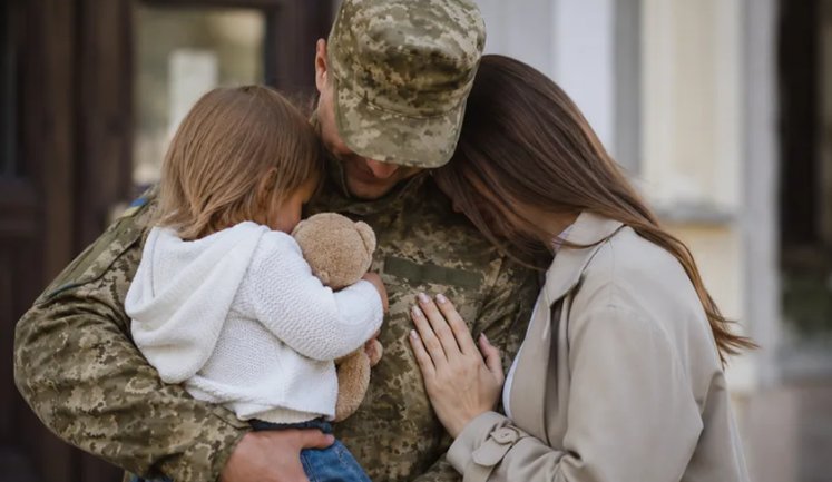 В Украине предлагают запретить увольнять родителей, чьи мужья или жены служат в ВСУ