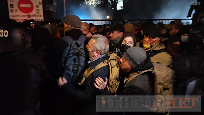 Под Шевченковским судом - столкновения с полицией 16