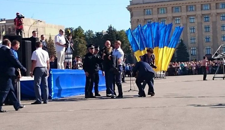 Яценюк бросился на помощь девушке-полицейскому, которая потеряла сознание на присяге в Харькове. ФОТОрепортаж+ВИДЕО