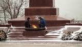 Одесские бомжи оккупировали Вечный огонь у памятника Неизвестному матросу. ФОТОрепортаж