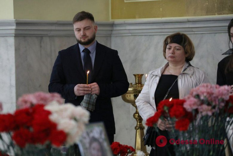 В Одесі попрощалися з Валерією Глодан, її мамою та тримісячною донечкою Кірою, які загинули внаслідок влучання російської ракети у багатоповерхівку 12