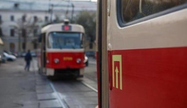 У Києві зупинять рух трамваїв проблемним маршрутом на Поділ: повністю мінятимуть колії