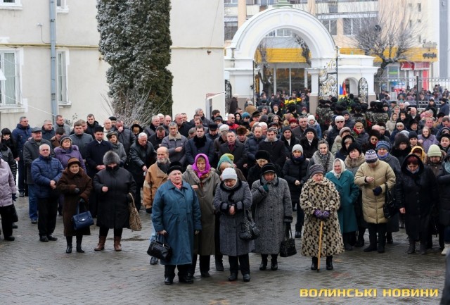 Сотні людей прийшли попрощатися з мером Луцька Романюком 01