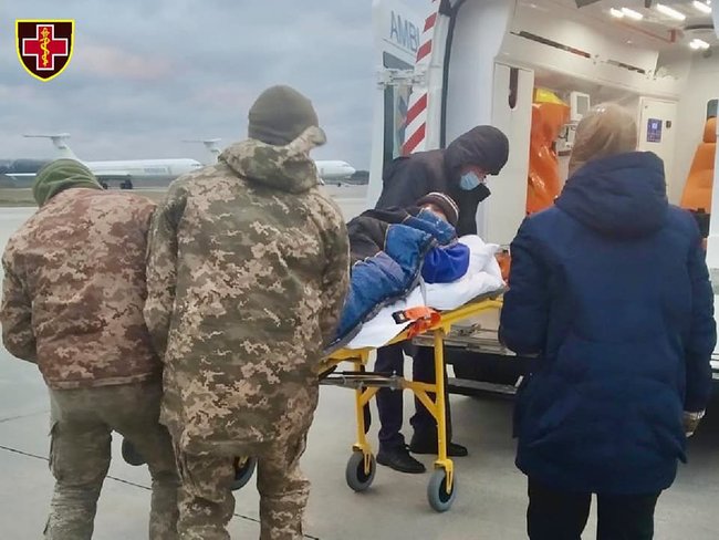 Двох поранених військовослужбовців евакуйовано санавіацією з Харкова до Києва 03