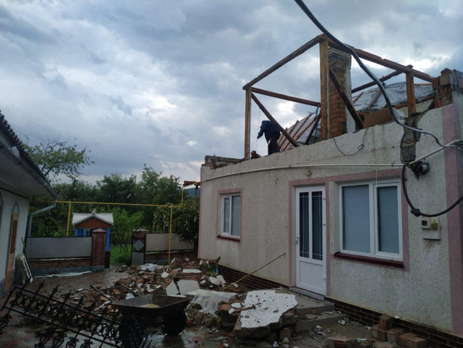 На Буковині ураган зірвав дахи і повалив дерева 01