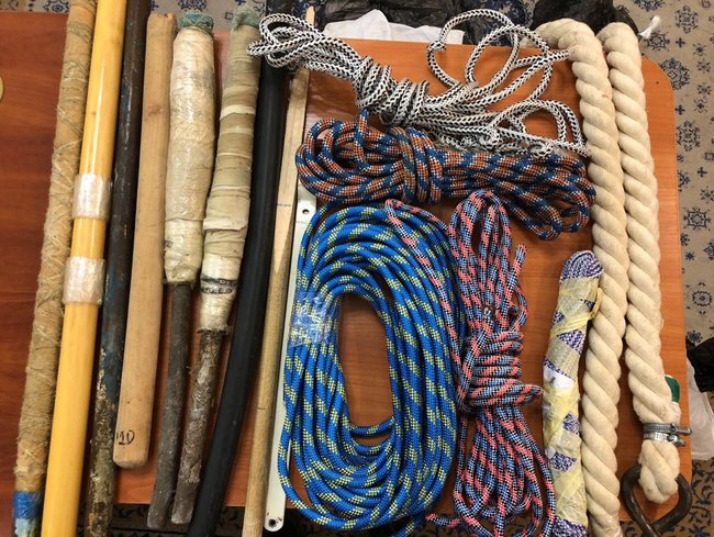 Нацистський прапор, алкоголь і ножі, - вилучене в Лукянівському СІЗО у торнадівців 02